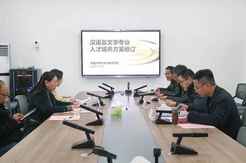 一群人坐在桌子前 AI 生成的内容可能不正确。